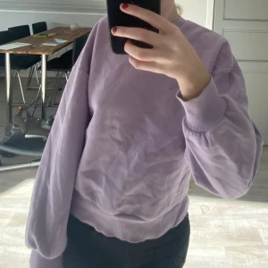 Sweetshirt - Säljer denna lila fina tröja från Gina. Inte använd mycket så jätte bra skick! Kom privat för mer info!❤️