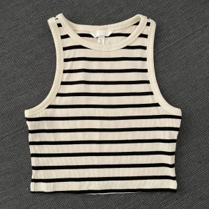 Linne - Croppad linne i strl S. Ny samt oanvänd. 