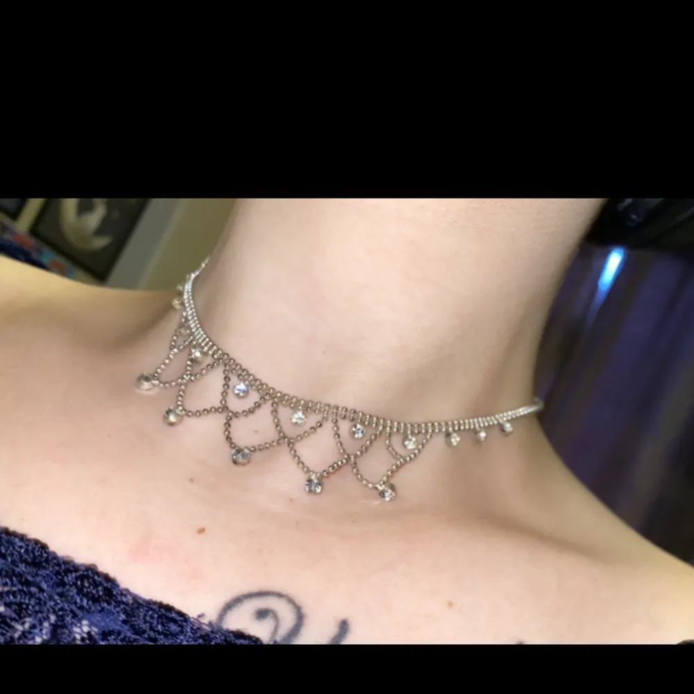 Halsband som jag fick när jag var liten, halsbandet har knappt använts men då det är ca 15 år gammalt så har det fått några märken (se sista bild) Det är ingenting man ser om man inte kollar väldigt noga! . Accessoarer.