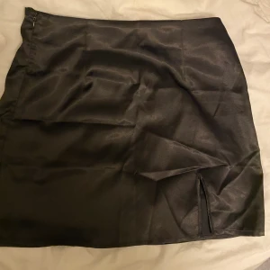 Kjol - Kjol använd 1 gång