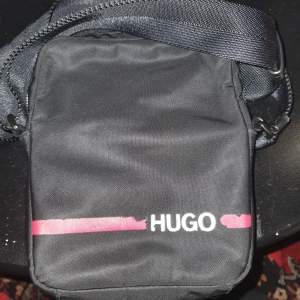 hugo boss väska märket slitet men annars i bra skick 300kr eller bud om fler är intresserade