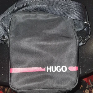 hugo boss väska - hugo boss väska märket slitet men annars i bra skick 300kr eller bud om fler är intresserade