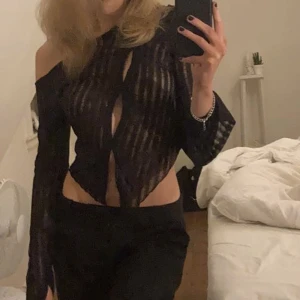 skitfin fest topp - oneshoulder tröja i ish mesh, sitter superfint på! inte heltäckande vid brösten men med nipplecovers är det perfekr