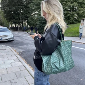 Zara jacka - SÄLJER denna sjuk snygga slutsålda Zara jacka ❤️. HELT oanvänd. Storlek S och är oversize som på bilden. Nypris: 699kr. Säljer pga att den inte kommer till användning…