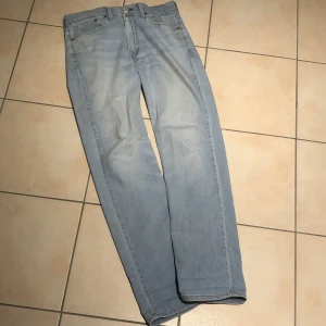 Levis 514 - Levi’s byxor i modell 514 med måtten 31/32.  De är väldigt raka i modellen och väldigt fin ljus färg. En av mina favoritbyxor men säljer pga de blivit för små.  Nypris på deras hemsida är 1300 kr.   Använder endast ”köp nu” funktionen. 
