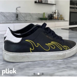 Artigato skor - Svarta arigato skor med unika detaljer, medföljer inga sulor. Använt skick men inga stora defekter, tvättas innan post  37,5 men passar 38 också Använd inte köp direkt!!!