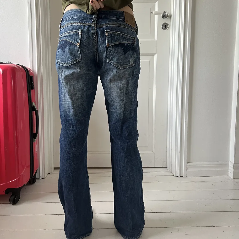 Lågmidjade jeans från Diesel i storlek 29. Coola detaljer på fickorna. Använda fåtal gånger så i väldigt bra skick. Köparen står för frakt. Vid stort intresse blir det budgivning🫶🫶. Jeans & Byxor.