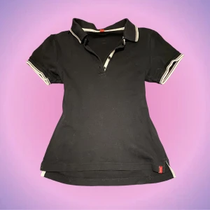 Piké tshirt - Så snygg och trendig ”piké” tshirt i svart med vita detaljer från ESPIRIT🥰 Så snygg och sitter jättefint men får tyvärr inte användning för den! Står att den är i strlk M men skulle säga att den sitter mer som en S! Skriv privat vid intresse o frågor💗🙌🏼