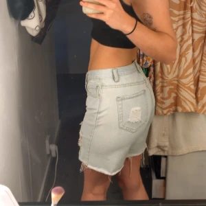 Demin shorts - Denim shorts lite längre en vanligt fall. Sitter bra, knappt använda. Står inte vilket märke men köpte dem online så jag vet inte heller:)