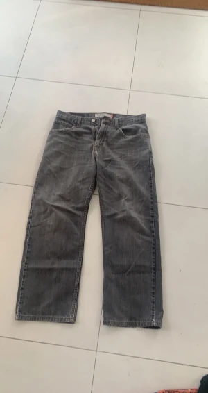 Levis 559 - säljer nu mina Levis jeans i exceptionellt skick. Storlek W32 L30! Måtten är följande: Yttreben 95cm Inreben 70cm Midjan 40cm Benöppnigen 21cm