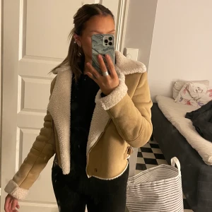 Jacka stl S - Säljer min jacka från bershka i storlek S. Jackan är väldigt mjuk och skön⚡️köparen står för frakten 🚚:)