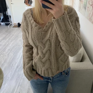 Beige stickad tröja  - Knappt använd, beige stickad tröja Från Nakd  Storlek S (Frakt tillkommer) 
