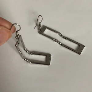 Silverfärgade örhängen med strassar  - I gott skick utan repor, men dm:a gärna vid frågor om bättre bilder. Köparen stå för frakten (15kr)