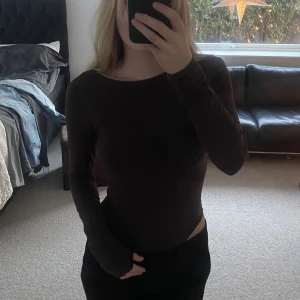 Topp med öppen rygg - Brun body, aldrig använd