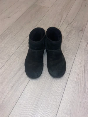 UGG - Ett par svarata ugg, som är riktigt, har ett litet hål men har sytt in dom!💋