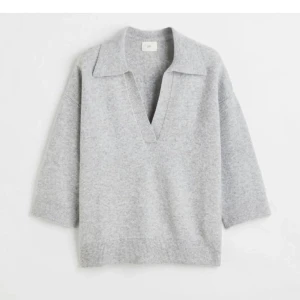 Tröja  - Repostar pga oseriösa köpare😊  Säljer denna sjukt fina fin stickade tröjan från Hm💕👏Andvänd en gång så typ nyskick och är ganska säker på att den är slut i hms lager💕Storleken är xs men passar nog s och m då den är stor i storleken💗💗 Orginalpris:200kr