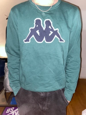 Kappa sweatshirt  - Knappt använd kappa sweatshirt , super bra kvalitet därav fortfarande jättemjuk. ✨💗