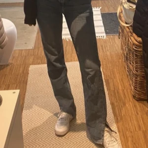 Jeans med slits - Grå jeans med slits ner till, går ner till marken på mig som är 174cm🫶🏻 knappt använda