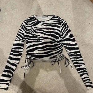 Zebra tröja  - Denna tröja är kort och går att knyta på sidorna💕