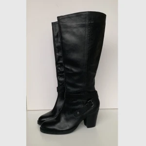 Nya boots/stövlar i äkta läder - Helt nya, Din sko boots i läder. Har aldrig använt dem eftersom storleken passar inte. Ord. Pris 1199kr  Vill du ha fler bilder så skriv gärna!