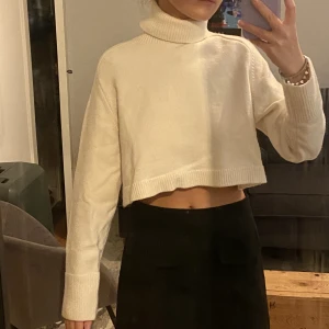 Croppad turtle neck - Så mysig stickad tröja med turtle neck. Cropped! 