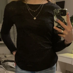 Topp - Säljer för 50kr+frakt❤️storlek m men lite kort i armarna! 