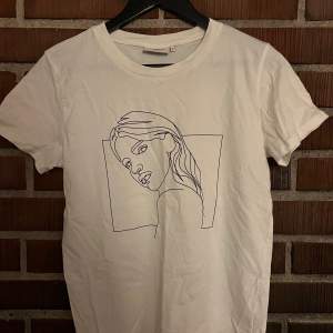 Jättefin T-shirt med tryck från MQ, storlek S. Använd ett fåtal gånger💗