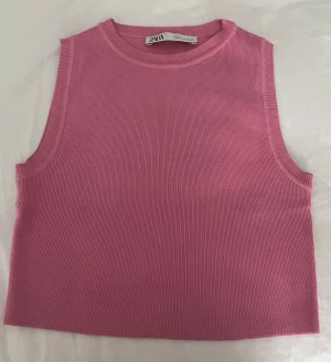 Zara topp - Super söt rosa topp från Zara, är perfekt att ha till sommaren! Använd ett fåtal gånger så den är i väldigt bra skick! Skriv privat för fler bilder och frågor 💞