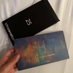 LH cosmetics infinity palette deep - Säljer Infinity palette i deep. Denna fina palett säljs då den är för mörk för min hy. Fick den i LH cosmetics adventskalender 2022. Den är alltså helt ny, har inte rört skuggorna. Ordinarie pris 499 kr.