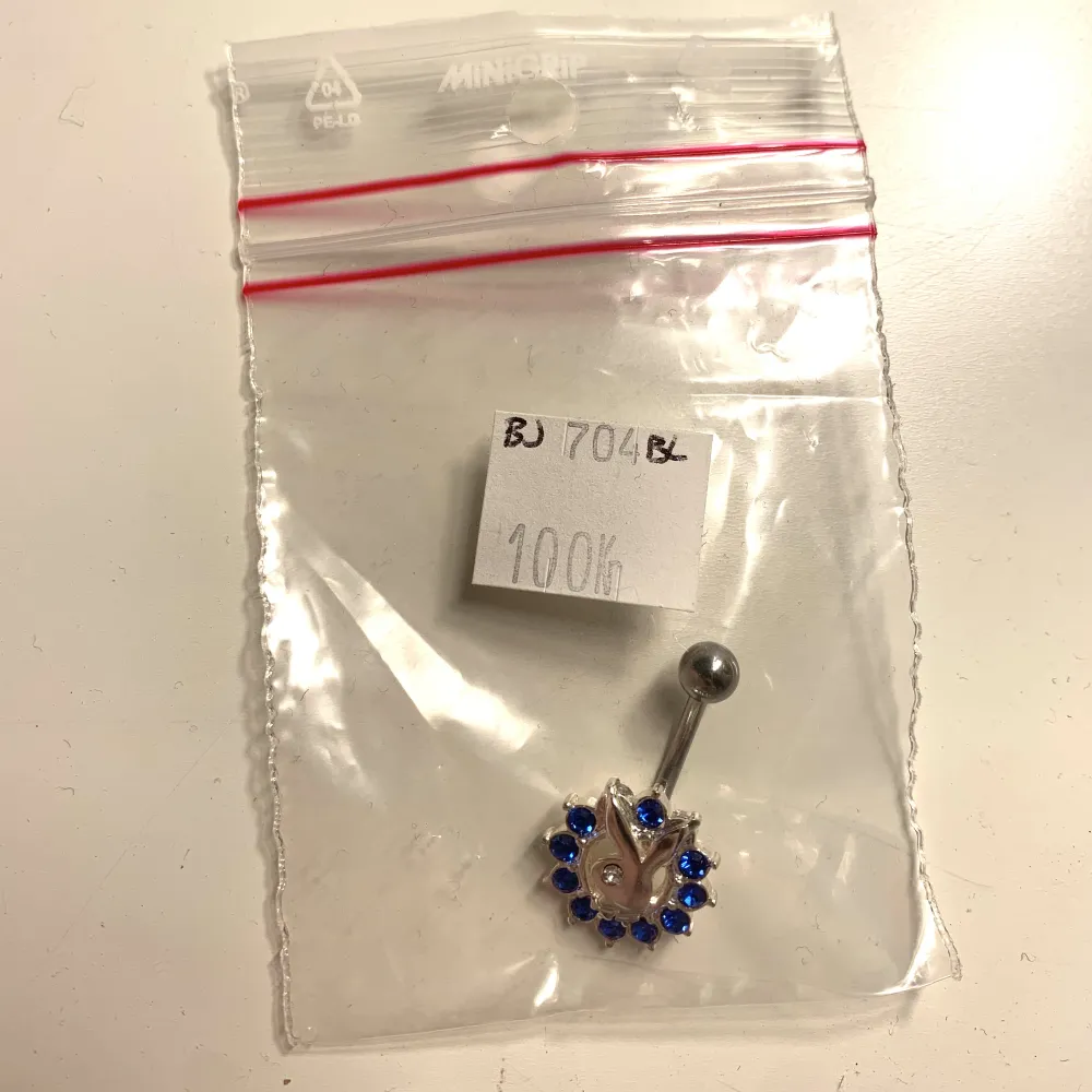 Säljer denna fina navelpiercing, helt oanvänd😍. Asusteet.