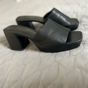 Heels / mules / shoes / klackar / mule/ skor - Mules i strl 37 från HM. Jätte bra skick använda enbart 1 gång. Bud gärna med eget prisförslag! Vid köp av flera saker kan jag möjligtvis fixa paketpris så fråga! Kan träffas/frakt 11 kr