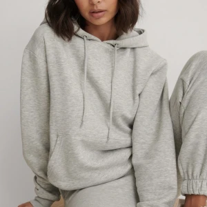 Oversized Hoodie - Från Na-KD. Vanligt grå hoodie i strl M. Nypris: 379kr