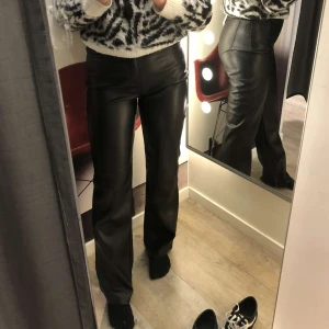 Skinnbyxor  - Säljer dessa super snygga raka skinnbyxor ( fake skinn såklart ) från bikbok, säljer pga de inte kommer till användning .  Köparen står för frakten ❤️ Skriv för fler bilder eller om du har frågor eller liknande! ( pris kan diskuteras)