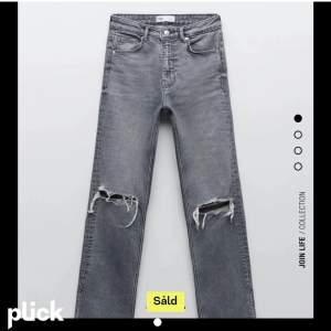 Säljer dessa snygga zara jeans då jag inte får någon användning av de längre. Fint skick😊
