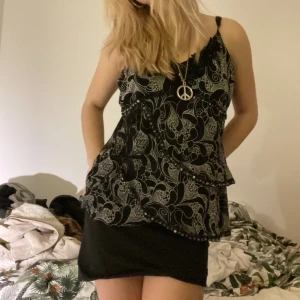 Y2k festtopp! - Så fin, unik festtopp! Paljetter, mönster, lagar, allt man vill ha för att sticka ut och glittra lite extra. Storlek M!