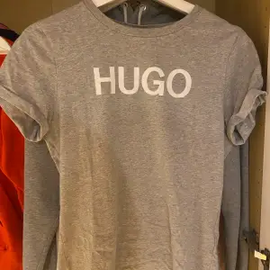 Säljer min Hugo Boss t-shirt som inprencipp är oanvänd. Köpte den för cirka ett halvår sen på Johnells, så den är i nyskick. 🤍