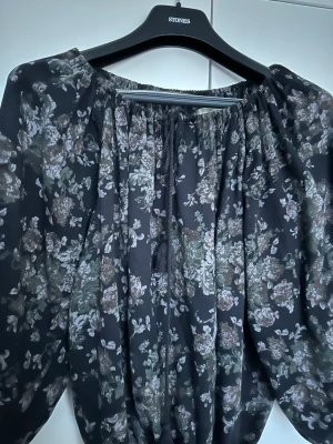 Snygg blus med vida ärmar - Blus som är snygg till jeans, Denim and supply