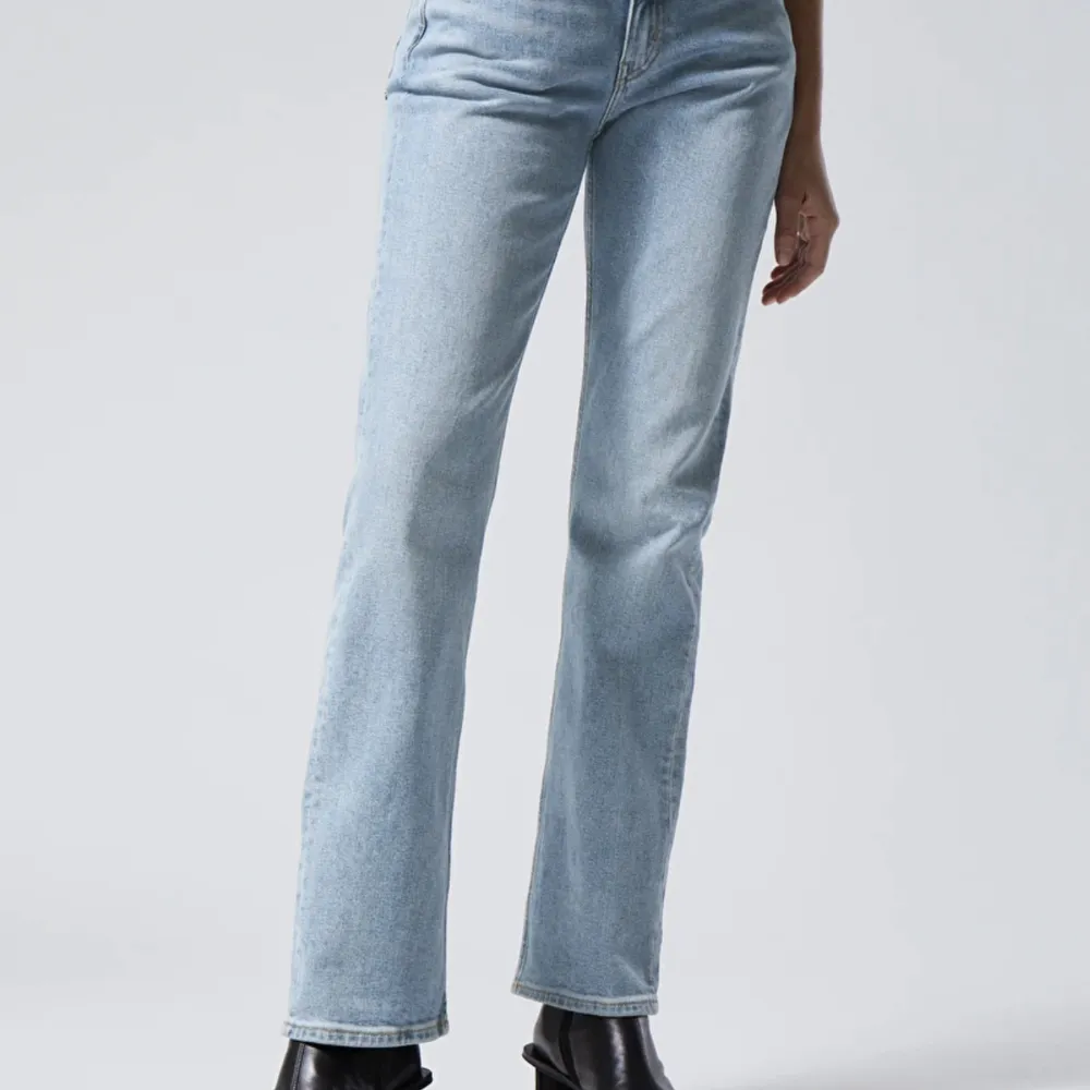 Ett par knappt använda lågmidjade jeans från weekday i modellen twig. Jag är 167 och passar jätte bra. Nypris:500kr. Jeans & Byxor.