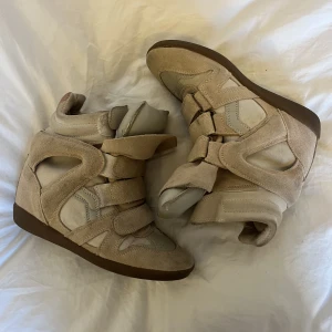 Marant skor!!  - Säljer dessa Marant skor i storlek 37💕 Har lite defekter skriv för mer bilder