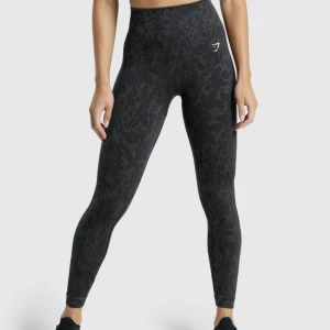 Gymshark tights  - Säljer mina gymshark butterfly tights (finns inte att köpa på deras hemsida längre). Dem är i storlek S, använda 2-3 gånger endast. Färg: svart/grå 