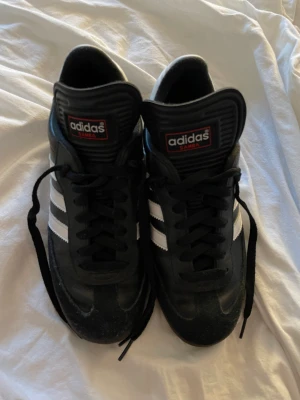 Adidas Samba IC Svart/Vit - Säljer mina adidas Samba IC - Svart/Vit som inte kommer till användning längre. Använda ett fåtal gånger och är i bra skick. Priset kan diskuteras☺️