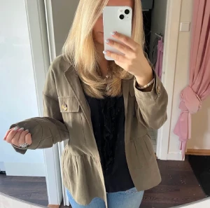 Jacka  - Jacka från Zara tidigare köpt på plick men kommer inte till användning. Jättefint skick. Köpare står för frakt.