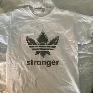 Tshirt med stranger things motiv (adidas inspirerat typ) uppvikt på första bilden. Använd typ 2 ggr, strl Xs (unisex)