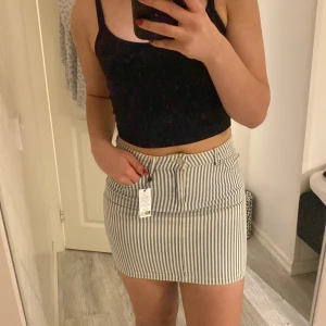 Kjol från cubus  - Kort söt kjol från Cubus, helt oanvänd. Köpt på rea för 79kr så jag säljer den för 65 kr dock går priset att diskutera! 