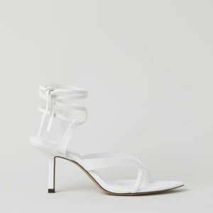 HM sandaletter med knytband stl40 - Aldrig använda sandaletter med knytband. Prislappen på fortfarande. Storlek 40. Nypris 349kr