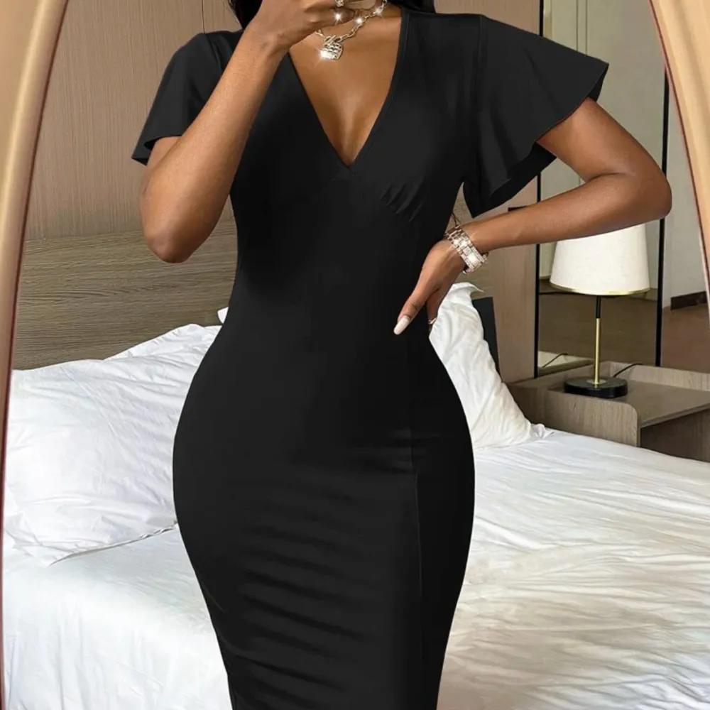 Säljer min underbara svarta klänning då de ej kommer till användning:) Vill bli av med de så snabbt som möjligt så tveka ej för mer bilder, priset kan diskuteras☺️. Klänningar.