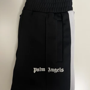 Palm Angels Byxor - Ett par Palm Angels byxor. I nyskick och knappt använda. Kommer med tags och kvitto från Haiendo. Skickas spårbart med PostNord