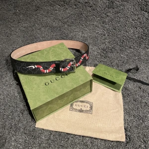 Gucci bälte  - Säljer ett Gucci bälte. Nyskick, inköpt på guccis butik i februari 2022 och har använts bara enstaka gånger. Allt från köp finns kvar (kvitto, box, dustbag osv). Storlek 80 men förlängt till 85. Nypris 3600kr, köp för 2500. 