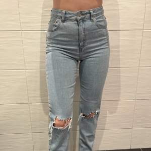Jeans från Asos i storlek 26/32. Knappt använda och därför i fint skick. Frakt är inte inkluderat i priset och betalning sker via Swish. 💙
