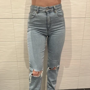 Jeans  - Jeans från Asos i storlek 26/32. Knappt använda och därför i fint skick. Frakt är inte inkluderat i priset och betalning sker via Swish. 💙